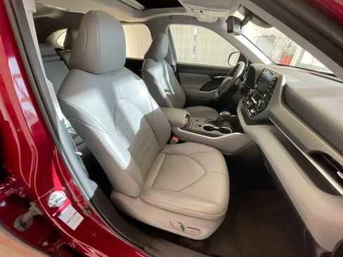 Used 2021 Toyota Highlander XLE AWD/4WD image 26