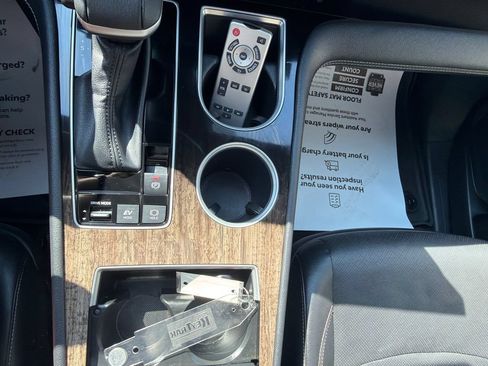 Used 2025 Toyota Sienna Platinum AWD/4WD image 32