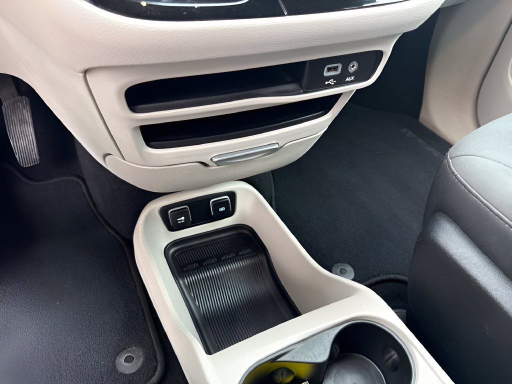 Used 2017 Chrysler Pacifica Touring FWD image 20