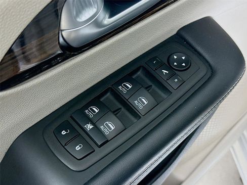 Used 2024 Chrysler Pacifica Limited image 18