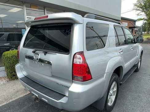 Used 2007 Toyota 4Runner SR5 AWD/4WD image 4