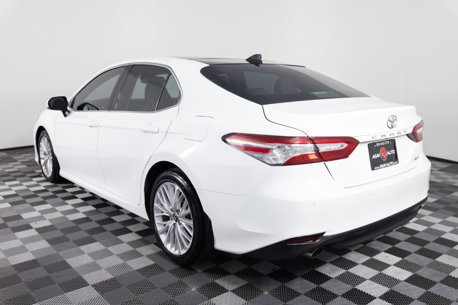 Used 2018 Toyota Camry XLE FWD image 5