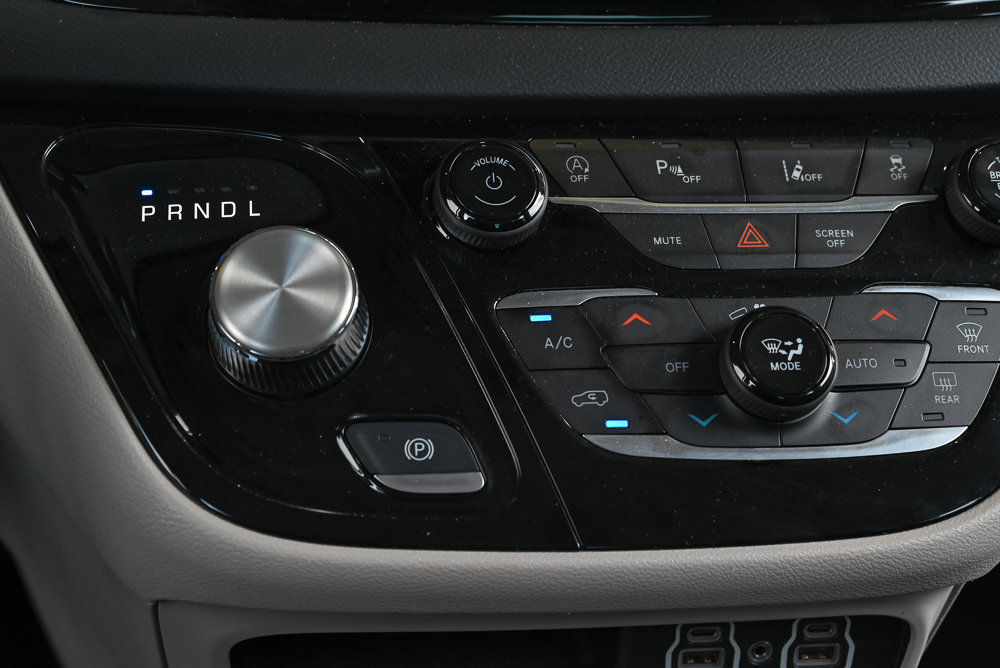 Used 2024 Chrysler Pacifica Touring-L FWD image 24