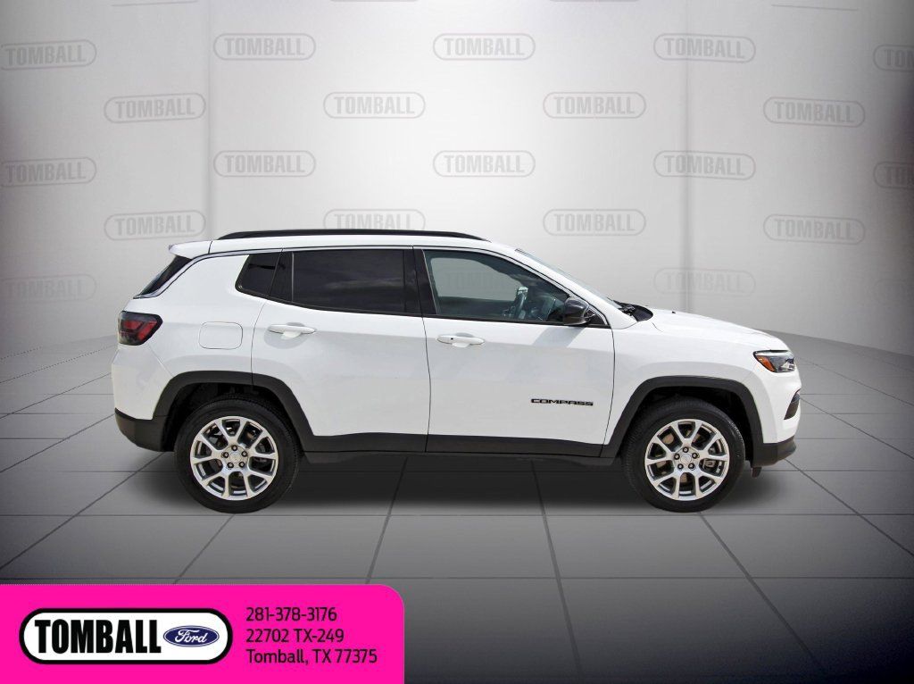 Used 2024 Jeep Compass Latitude w/ Sun and Sound Group AWD/4WD image 8