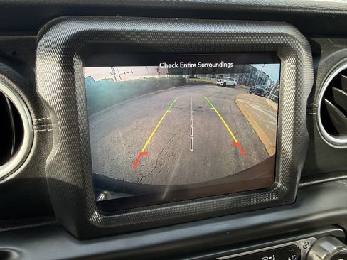 Used 2018 Jeep Wrangler Unlimited Sahara image 5