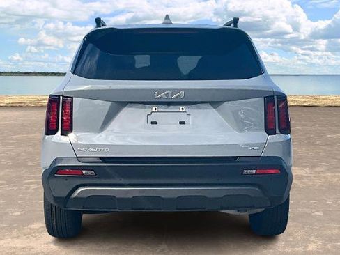 Used 2023 Kia Sorento S image 5
