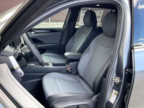 New 2026 Volkswagen Tiguan SE R-Line AWD/4WD image 8