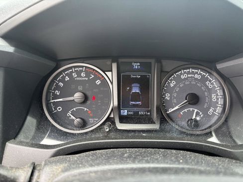 Used 2021 Toyota Tacoma TRD Sport AWD/4WD image 12