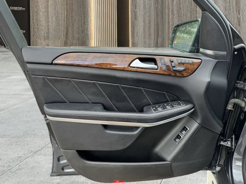 Used 2015 Mercedes-Benz GL 550 4MATIC image 7