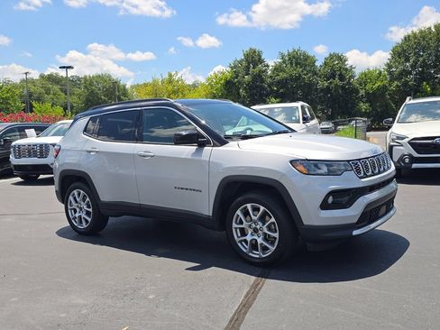 Used 2025 Jeep Compass Limited AWD/4WD image 1