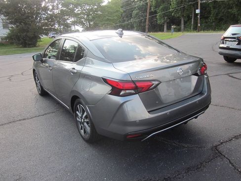 Used 2021 Nissan Versa SV FWD image 8