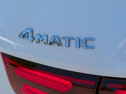 Used 2025 Mercedes-Benz GLB 250 4MATIC image 9