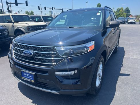 Certified 2021 Ford Explorer XLT w/ Equipment Group 202A AWD/4WD image 3