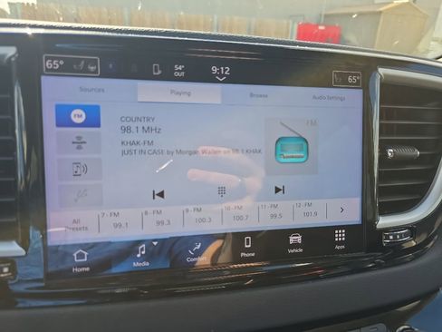 Used 2023 Chrysler Pacifica Touring-L FWD image 14
