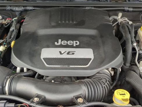 Used 2017 Jeep Wrangler Unlimited Sahara w/ Connectivity Group image 14