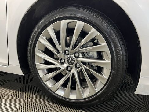 Used 2019 Lexus ES 300h w/ Luxury Package image 3