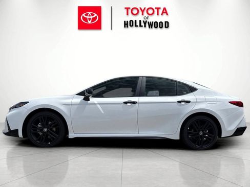 New 2026 Toyota Camry Hybrid FWD image 9