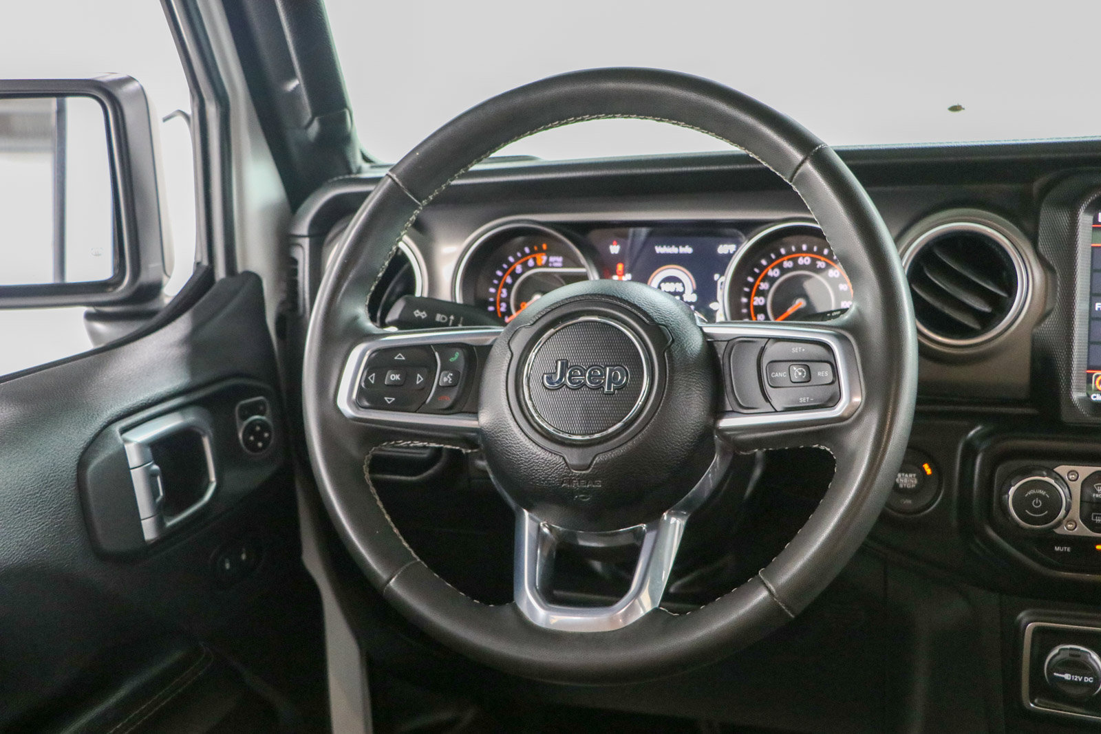 Used 2023 Jeep Gladiator Rubicon w/ LED Lighting Group AWD/4WD image 13