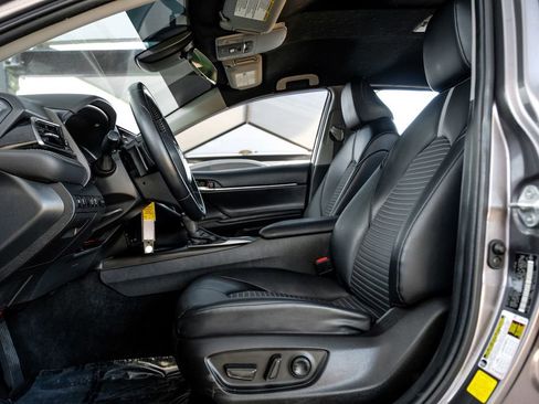 Used 2021 Toyota Camry SE image 3