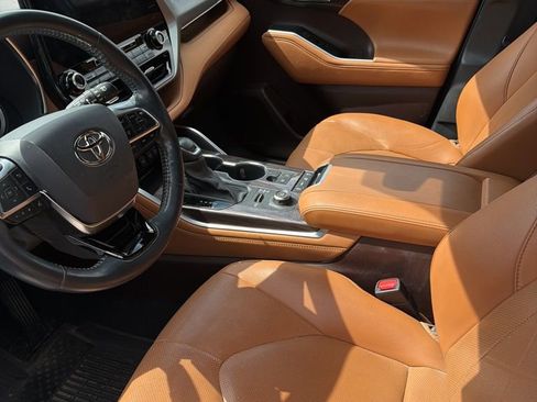 Used 2021 Toyota Highlander Platinum AWD/4WD image 2