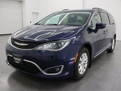 Used 2017 Chrysler Pacifica Touring-L FWD image 7