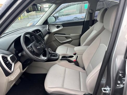 Used 2025 Kia Soul LX w/ LX Technology Package FWD image 5