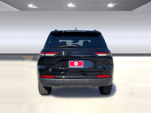 New 2025 Jeep Grand Cherokee Altitude image 9