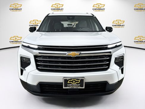 Used 2024 Chevrolet Traverse LT FWD image 2