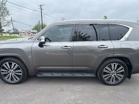 Used 2024 Lexus LX 600 4WD w/ Luxury Package image 8