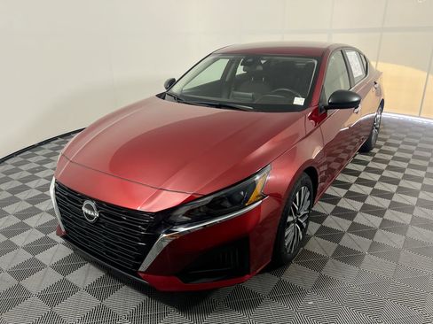 Used 2024 Nissan Altima 2.5 SV FWD image 7
