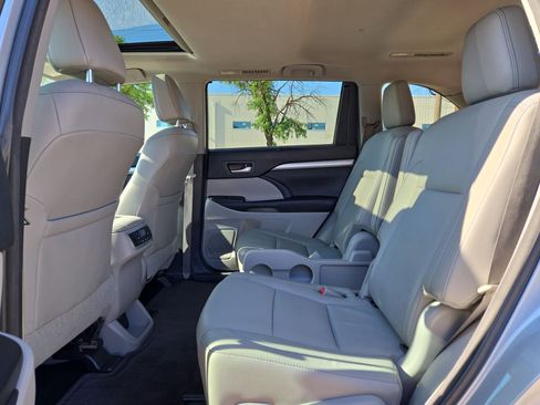 Used 2017 Toyota Highlander XLE FWD image 13