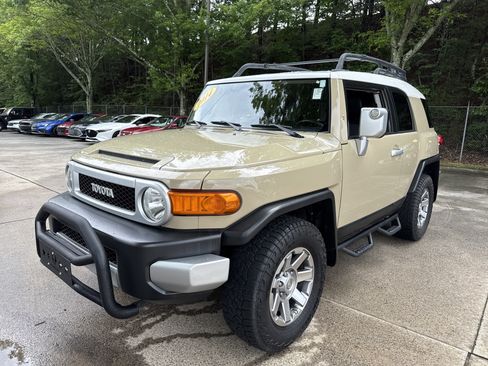 Used 2014 Toyota FJ Cruiser 4WD w/ Upgrade Package image 3