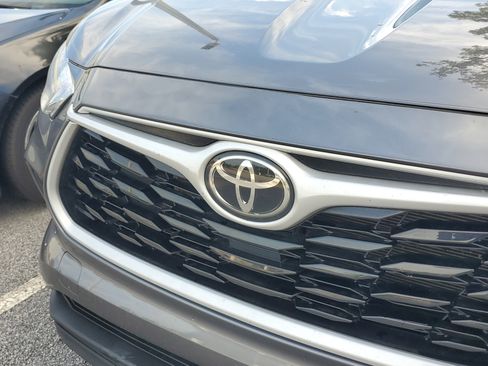 Used 2023 Toyota Highlander XLE FWD image 5