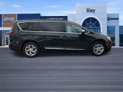 Used 2023 Chrysler Pacifica Limited image 8