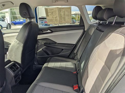 Certified 2022 Volkswagen Taos SE image 19