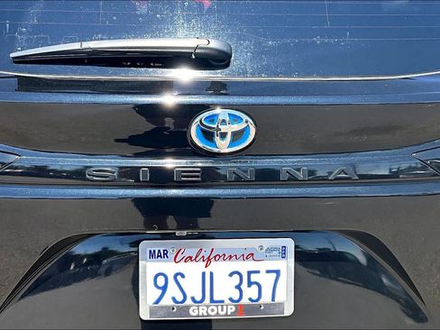 Certified 2025 Toyota Sienna LE FWD image 9