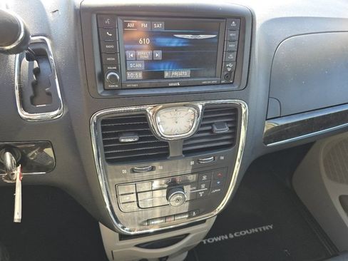 Used 2016 Chrysler Town & Country Touring FWD image 32