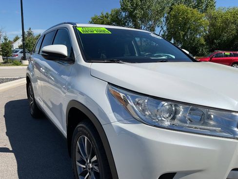 Used 2019 Toyota Highlander XLE AWD/4WD image 11