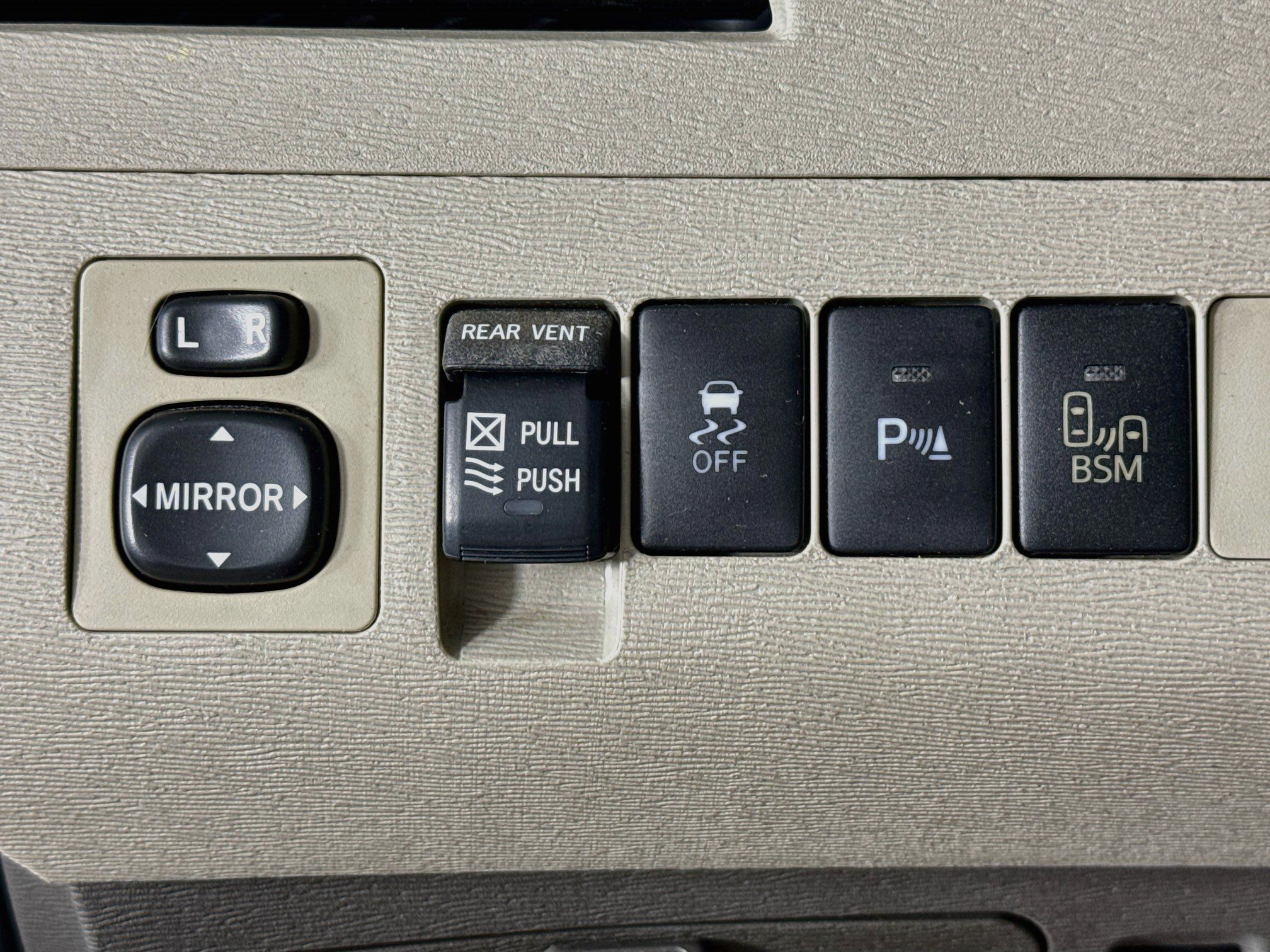 Used 2014 Toyota Sienna XLE w/ XLE Premium Package FWD image 9