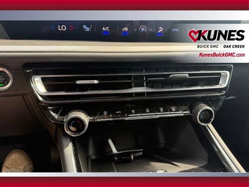 Used 2024 Chevrolet Traverse LT FWD image 22