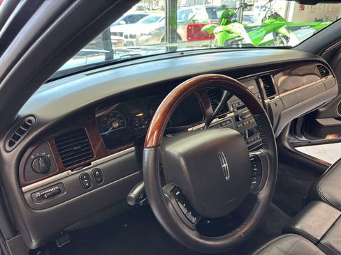 Used 2009 Lincoln Town Car Signature Limited image 12