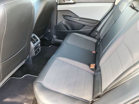 Used 2023 Volkswagen Taos SE image 10