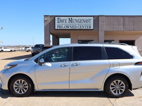 Used 2022 Toyota Sienna LE image 2
