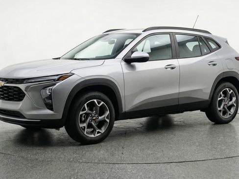 Used 2025 Chevrolet Trax LT FWD image 3