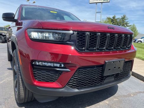Used 2023 Jeep Grand Cherokee Limited w/ Black Appearance Package AWD/4WD image 49