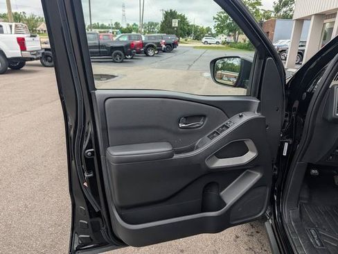 Used 2022 Nissan Frontier SV AWD/4WD image 11