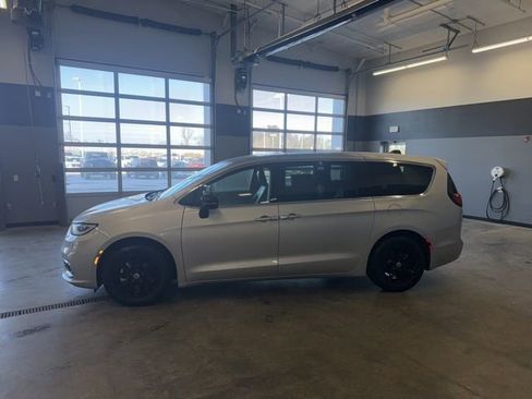 Certified 2024 Chrysler Pacifica Touring-L image 5