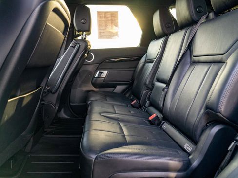 Used 2019 Land Rover Discovery SE image 14