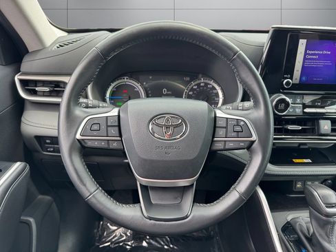 Used 2024 Toyota Highlander XLE AWD/4WD image 13