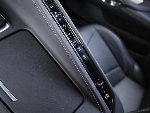 Used 2021 Chevrolet Corvette Stingray Coupe w/ 1LT RWD image 39